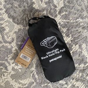 NWT Patagonia ultralight black hole mini hip pack in black